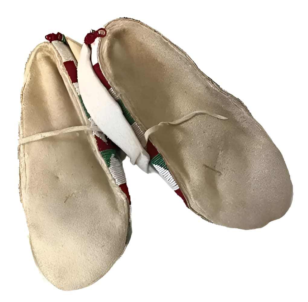 Sioux Authentic Hand - Beaded Moccasins - Re - psychles Vintage Shop & Art Gallery